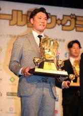 巨人・坂本　ゴールデン・グラブ賞三塁で初受賞　来季はMVP「そういう気持ちで頑張る」