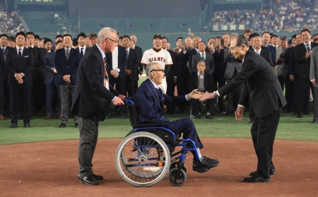 巨人ファンフェスタでONそろい踏みに大歓声　長嶋氏「再会に胸が弾んだ」王会長「再会を幸せに感じる」