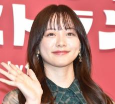 森香澄　日向坂・丹生明里の卒業セレモニーで「大泣き」　ペンライトとタオル手に「お疲れさまでした！」