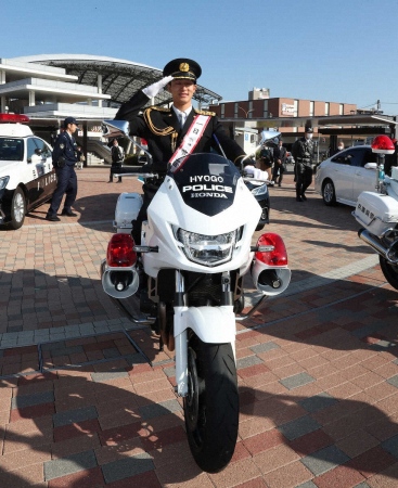 阪神・小幡　甲子園警察署の「一日署長」就任　りりしい制服姿で年末年始の交通安全呼びかけ