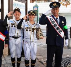 歳末警戒は「目鼻耳を利かして」　タイガースWomen・木戸克彦監督が「一日警察署長」　大阪・旭署