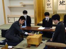 大阪・高槻へ移転の関西将棋会館での公式戦、豊島九段と稲葉八段で開幕　道場へは朝8時半から並ぶ人も