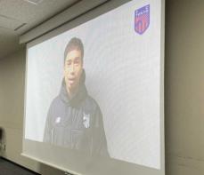 明大サッカー部Jリーグ内定者会見　OBの長友佑都が動画でサプライズ登場