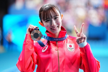 パリ五輪銀メダリストが目撃！左腕を負傷した早田ひなの壮絶な舞台裏告白「テレビを見ているようだった…」