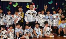 阪神・岩崎が西宮の幼稚園に玩具贈呈　園児20人と的当てで交流「楽しかった。続けていきたい」