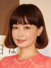 53歳・平子理沙「うしろの髪もかなりカット」暗髪イメチェンスタイルに「今までで1番短い」「似合う」