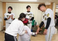 阪神・井上、川原、筒井コーチが支援学校で交流　コロナの影響で7年ぶりの訪問　