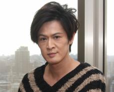 新納慎也　自宅マンションの下に押しかける後輩女優2人「おーい、何してるの？」　自宅は徒歩5分の距離