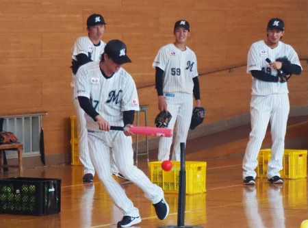 ロッテ4選手が特別支援学校で野球授業　小川「野球楽しむこと忘れずに」