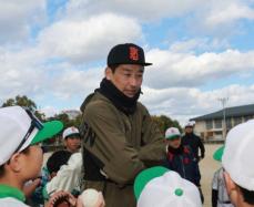 阪神・岩崎が野球少年の前にサプライズ登場「甲子園ボウルをやってて練習場所がないので」