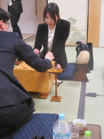 西山女流3冠　女性初の棋士へ王手　棋士編入試験2勝2敗のタイ　宮嶋健太四段に95手で勝利