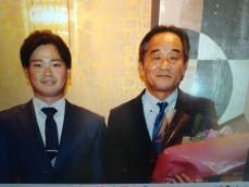 明大・田中武宏前監督の退任慰労会開催　ヤクルト丸山が駆けつけ花束を贈呈