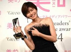 49歳・内田有紀「歳をとることは素敵なことだな」　黒のドレスで魅了　美しさの秘けつは「飾らない自分」