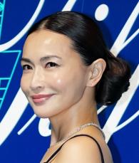 ナニワのオバチャンもうっとり！？ヒョウ柄ワンピを着こなす長谷川京子に「映画のシーンのよう」の声