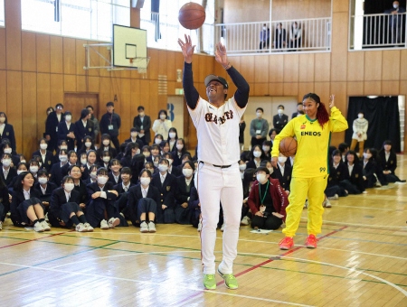 「最初からうまく行っていた訳ではない…」　母校訪問で巨人・オコエが伝えたかった思い