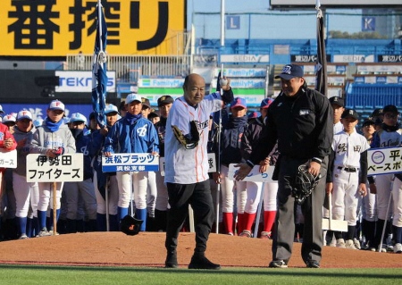 感染症悪化で右腕切断の佐野慈紀さん　学童軟式野球全国大会で始球式　左腕からピッカリ投法でツーバン投球