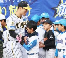 阪神・佐藤輝が野球教室開催「原点というか触れ合うことで僕もいい影響がある」