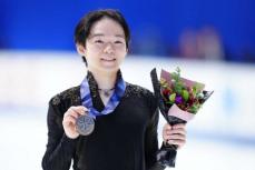 【フィギュア】鍵山優真が初優勝！　最後はリンク上で大の字に…北京五輪銀メダリストが圧巻の演技