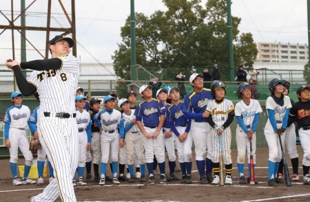 阪神・佐藤輝　甲子園弾「もっと打ちたいです」　昨年13本→今年4本→来年は「縦回転」で量産狙う