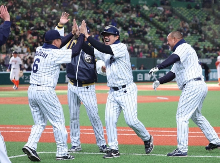 特別試合　名球会がサヨナラ勝利！「代打・俺」の古田敦也氏から小笠原道大氏が劇打