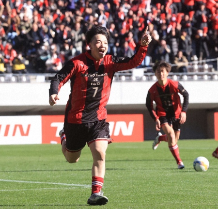 【高校サッカー】矢板中央3大会ぶり初戦突破　MF平野巧が先制弾　U18日本代表GK藤間広希は好セーブ