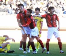 【高校サッカー】FW高岡伶颯「良い形で終われたが…」　前半だけでハット　今大会目標20得点へ好発進