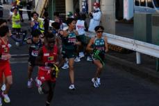 【箱根駅伝2区】青学大・黒田朝日　横浜駅前は12位で通過　14キロで10位に再浮上