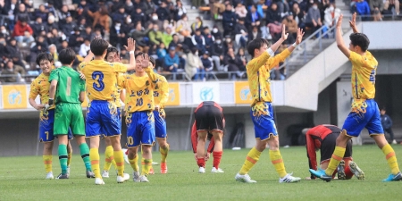 【高校サッカー】「蜜蜂軍団」上田西　体張ってハチ強進出　白尾監督「蜂のようにみんなで刺してくれた」