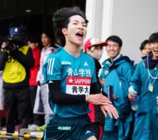 【箱根駅伝6区】青学大・野村　区間新ペースも余裕　声援に左手上げて応える