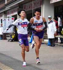 【箱根駅伝7区】駒大の“怪物”佐藤圭汰が2位浮上！洛南高の後輩、中大・岡田を抜く