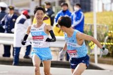 【箱根駅伝】8→9区で“赤門リレー”実現！　関東学生連合の東大生・秋吉が東大院生・古川へタスキ