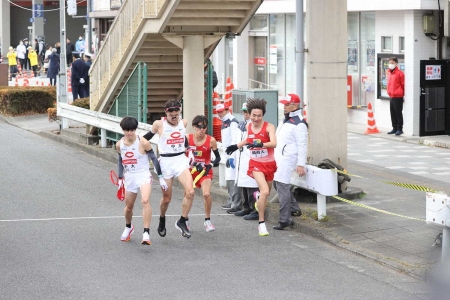 【箱根駅伝】9→10区で珍タスキリレー　中大と城西大、激しい競り合いで事故寸前に