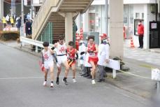 【箱根駅伝】9→10区で珍タスキリレー　中大と城西大、激しい競り合いで“クロスプレー”発生