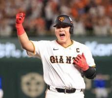 岡本和真　「三角食べ」で流行語大賞狙っていた？　坂本勇人がツッコミ「大谷さんぐらい活躍してたら」