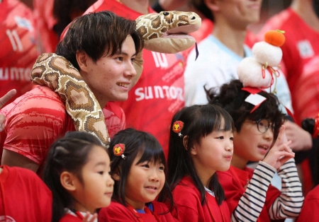 サントリーは25年初戦を白星　“年男”高橋藍がヘビのぬいぐるみで…21得点の活躍