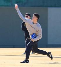 阪神D1位・伊原と同2位・今朝丸がキャッチボール　6日入寮の新人9人が早速鳴尾浜で始動