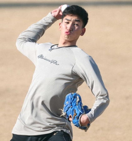 阪神ドラ2今朝丸　赤から「好きな色」青グラブで初練習　キレと剛球でいきなり先輩伊原ビビらせた