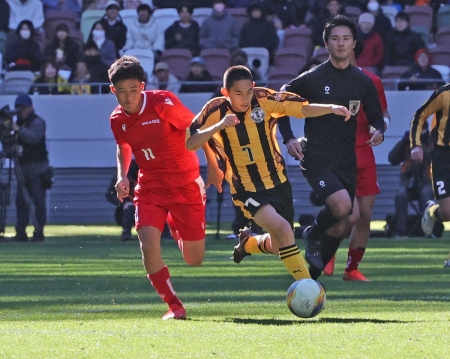 【高校サッカー】3万人の観衆沸かせた!前橋育英MF白井　40メートルドリブルからダメ押し弾