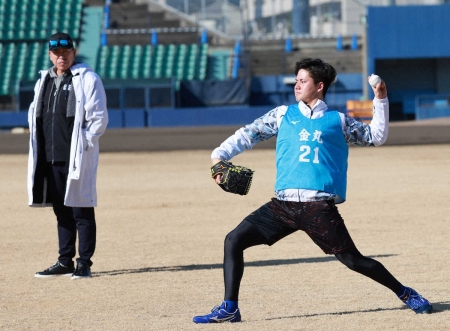 中日ドラ1金丸、井上監督が“青空個人面談”　新人訓示後に2人きり会話、腰を心配し“無理するな”の親心