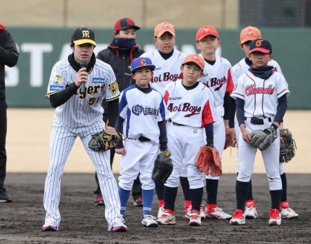 阪神・中野が野球教室で子供に熱血指導　質問コーナーでは「奥様の手料理で好きなものは？」に返答