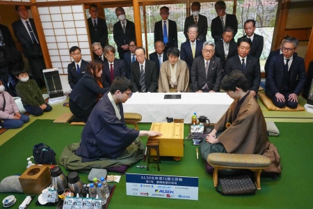 王将戦第1局1日目　永瀬九段が47手目封じる　