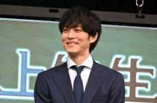 松坂桃李　現場で高身長生かした足のストレッチ?「待つ時間が長いので腰にきたりする」