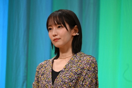 吉岡里帆　「時代的に大丈夫かな？」父役の大物俳優が若手俳優を「ペタペタ触って…」撮影裏話で爆笑誘う