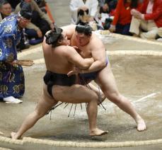 大の里　待望の大銀杏1勝　霧島に逆転勝ちで“最速”100勝「落ち着いてやれた」