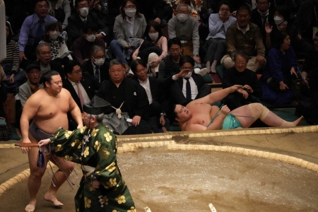 綱取りの両大関が明暗！豊昇龍、圧勝で3連勝　琴桜は翔猿に苦杯…早くも2敗目