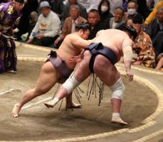 翔猿が照ノ富士から通算3個目の金星　大関以上との対戦を終えて3勝1敗