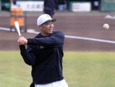 巨人・阿部監督「ちょっと、浅野…」　自身のインタビュー中も見逃さない！視野の広さで鋭くチェック