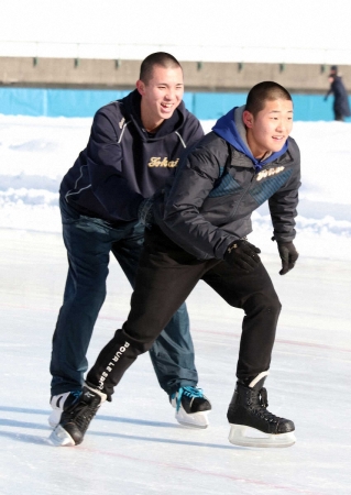 センバツ出場確実の東海大札幌野球部がスケートトレ　楽しみながら内転筋＆体幹強化