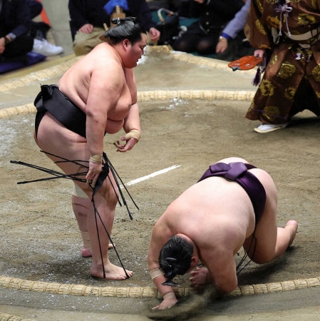 大鵬の命日の“横綱孫対決”は琴桜に軍配　王鵬勝ちきれず2敗に後退