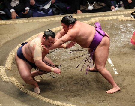 平幕・尊富士　1敗死守　年内大関獲りへ兄弟子照ノ富士が助言「体を動かしてからいけ」